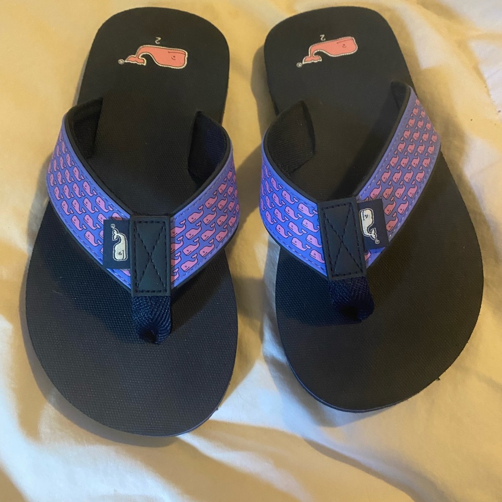 Vineyard Vines Black and Blue Flip Flops size 2